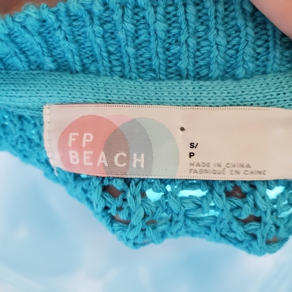 Free People Beach NWOT Women's Small Bright Blue Crochet Knit Crop Top Cardigan - Picture 5 of 6